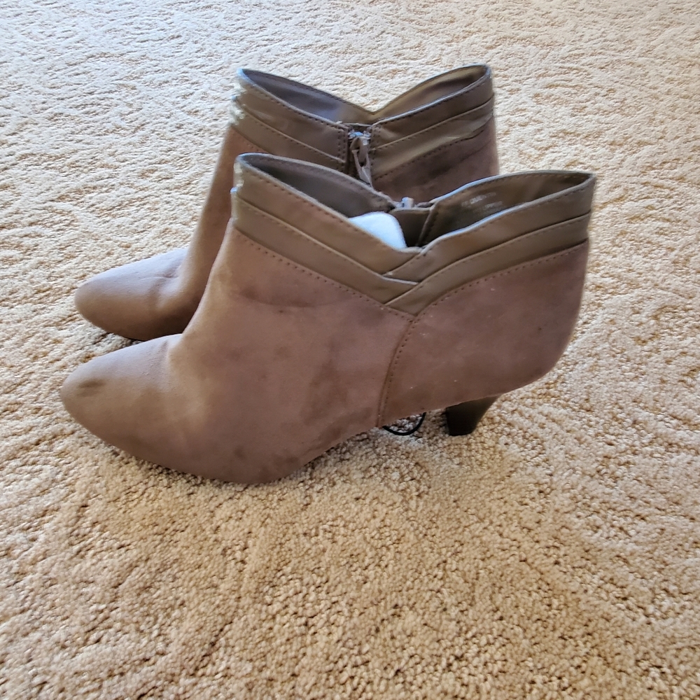 BOOTS - Picture 2 of 7